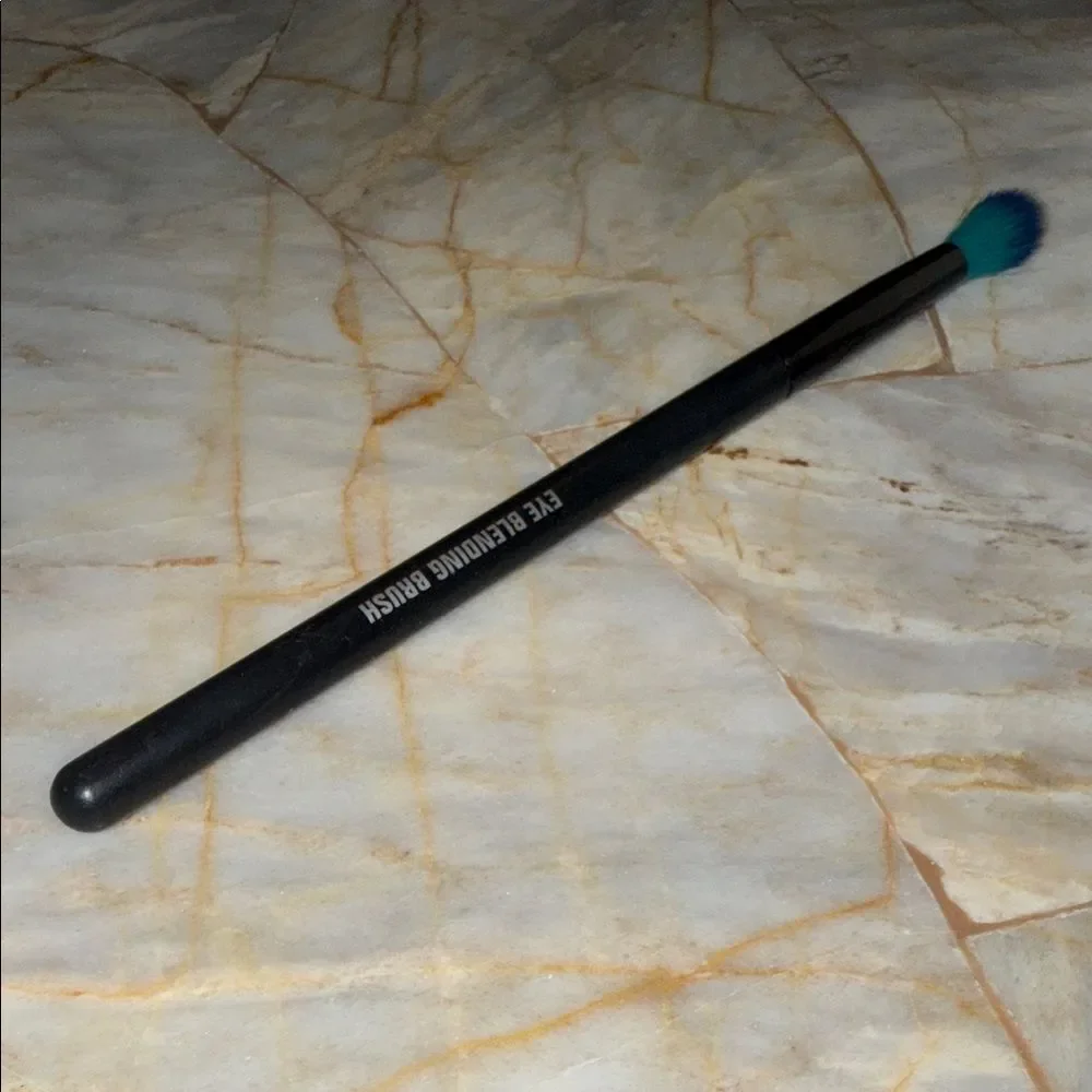 Eye Blending Brush - Black Handle with Blue Bristles